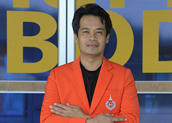 นายอาวุธ แก่นเพชร