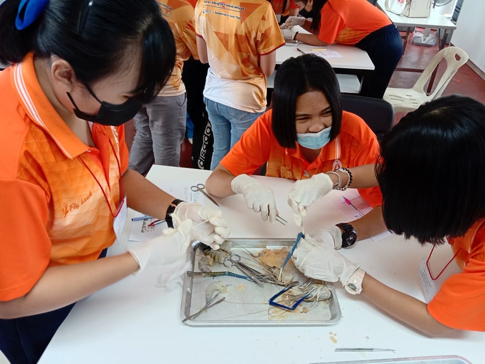 กิจกรรมบริการวิชาการ การสตัฟฟ์กุ้ง การใช้กล้องจุลทรรศน์ และ CPR