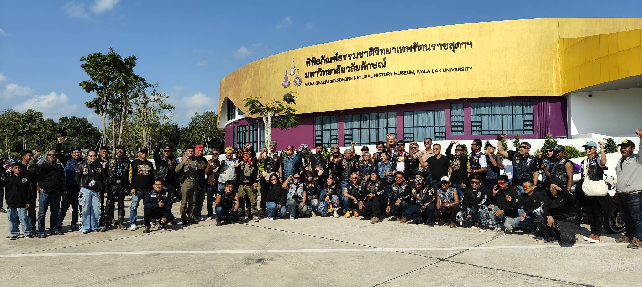 มวล. รับมอบหมวกนิรภัย 100 ใบ จาก “ไบค์วีคท่าศาลา” หนุนรณรงค์ขับขี่ปลอดภัย