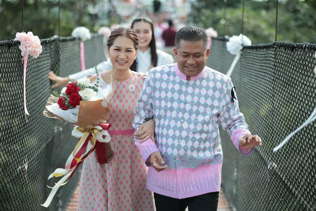 เมืองคอนหวานละมุน “เซ็นรักบนฟ้า” วาเลนไทน์ 2569 คู่รัก 7 คู่จดทะเบียนสมรสบนหอชมฟ้า Bota Sky Tower อุทยานพฤกษศาสตร์ มหาวิทยาลัยวลัยลักษณ์