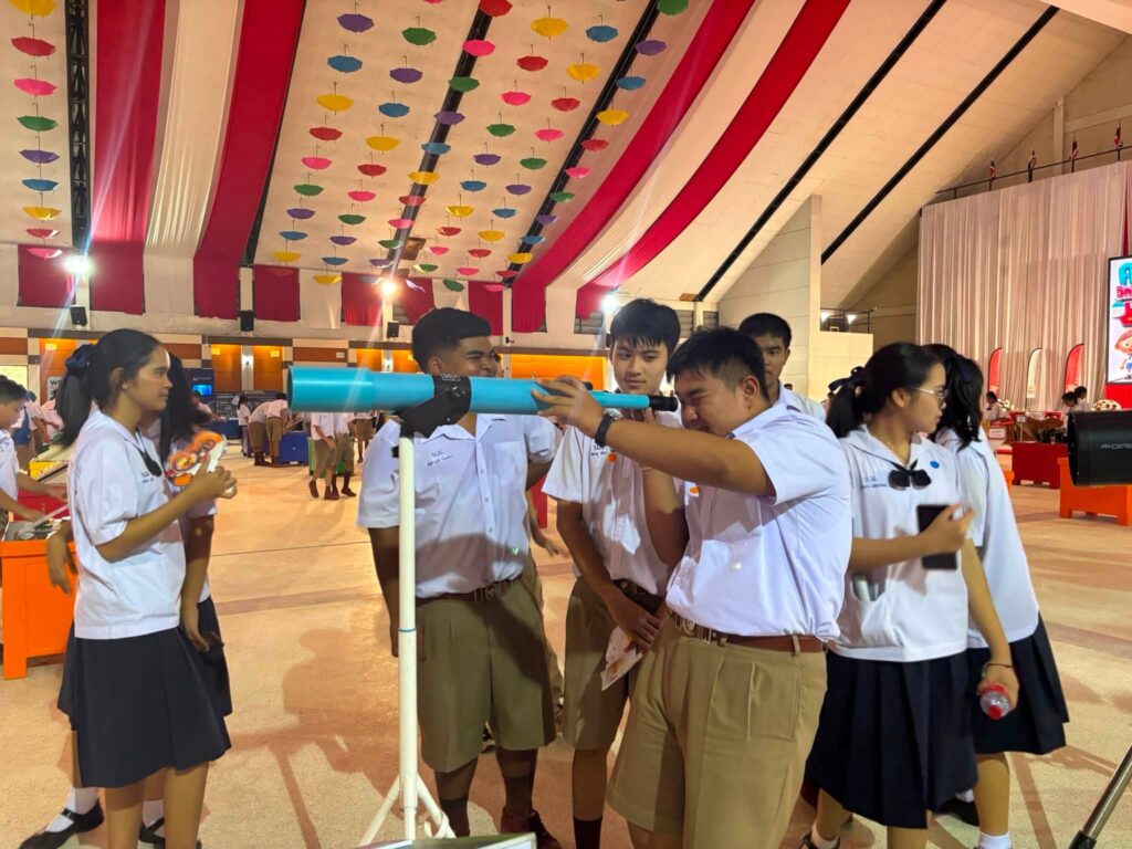 ประมวลบรรยากาศวันที่ 2 งานคาราวานวิทยาศาสตร์ อพวช. บูท SCI-VERSE : ฟ้า ป่า ทะเล จาก SIRIN MUSEUM และอุทยานพฤกษศาสตร์ มหาวิทยาลัยวลัยลักษณ์