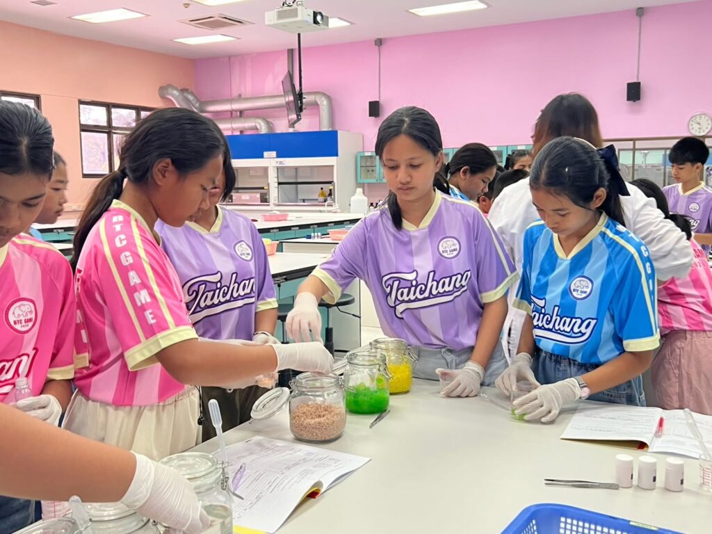 อุทยานพฤกษศาสตร์ ม.วลัยลักษณ์ จัดค่ายวิทยาศาสตร์ โรงเรียนเทศบาลบ้านท้ายช้าง 46 คน